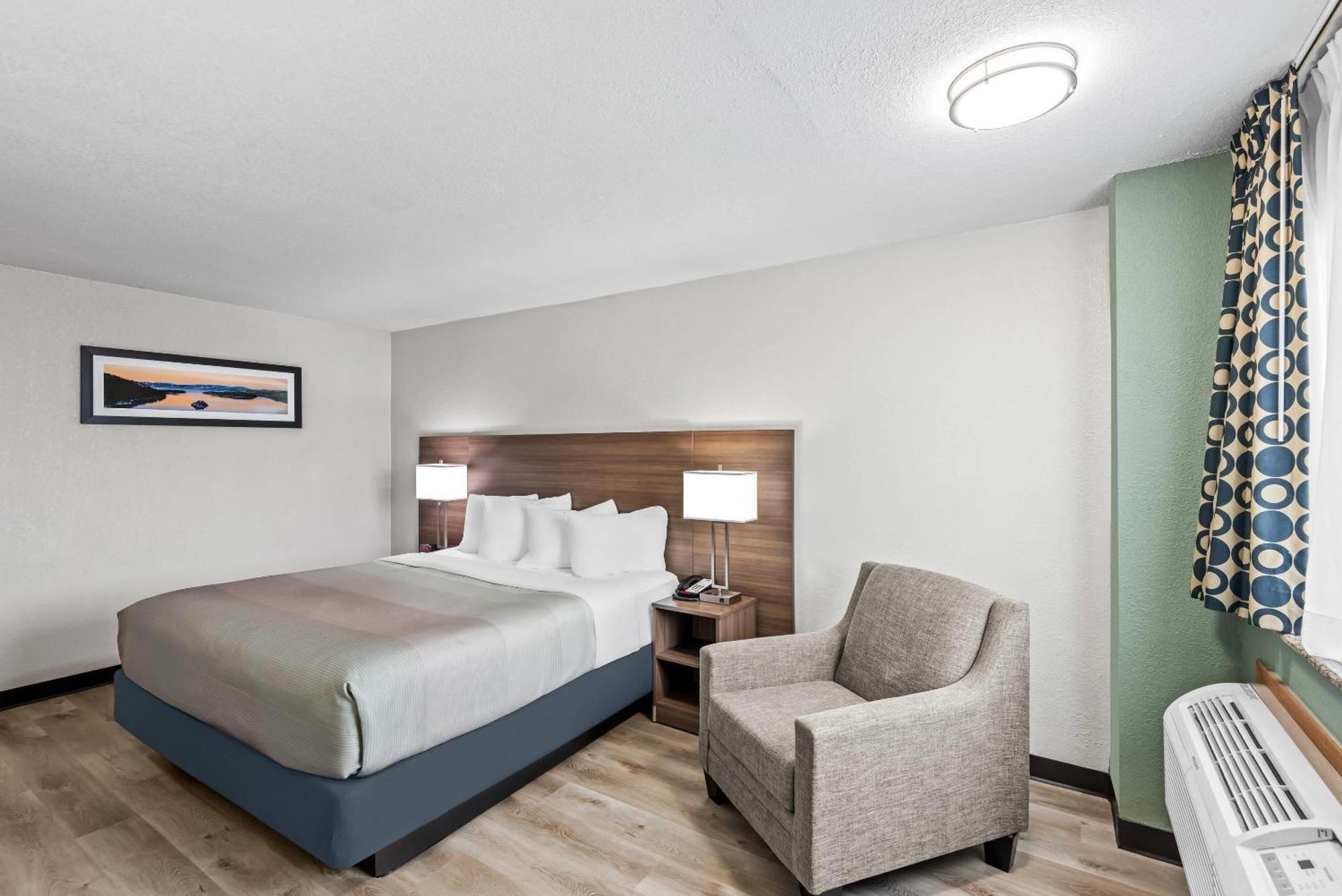 5 Exceptional Design Hotels Near Ingersoll Dinner Theater