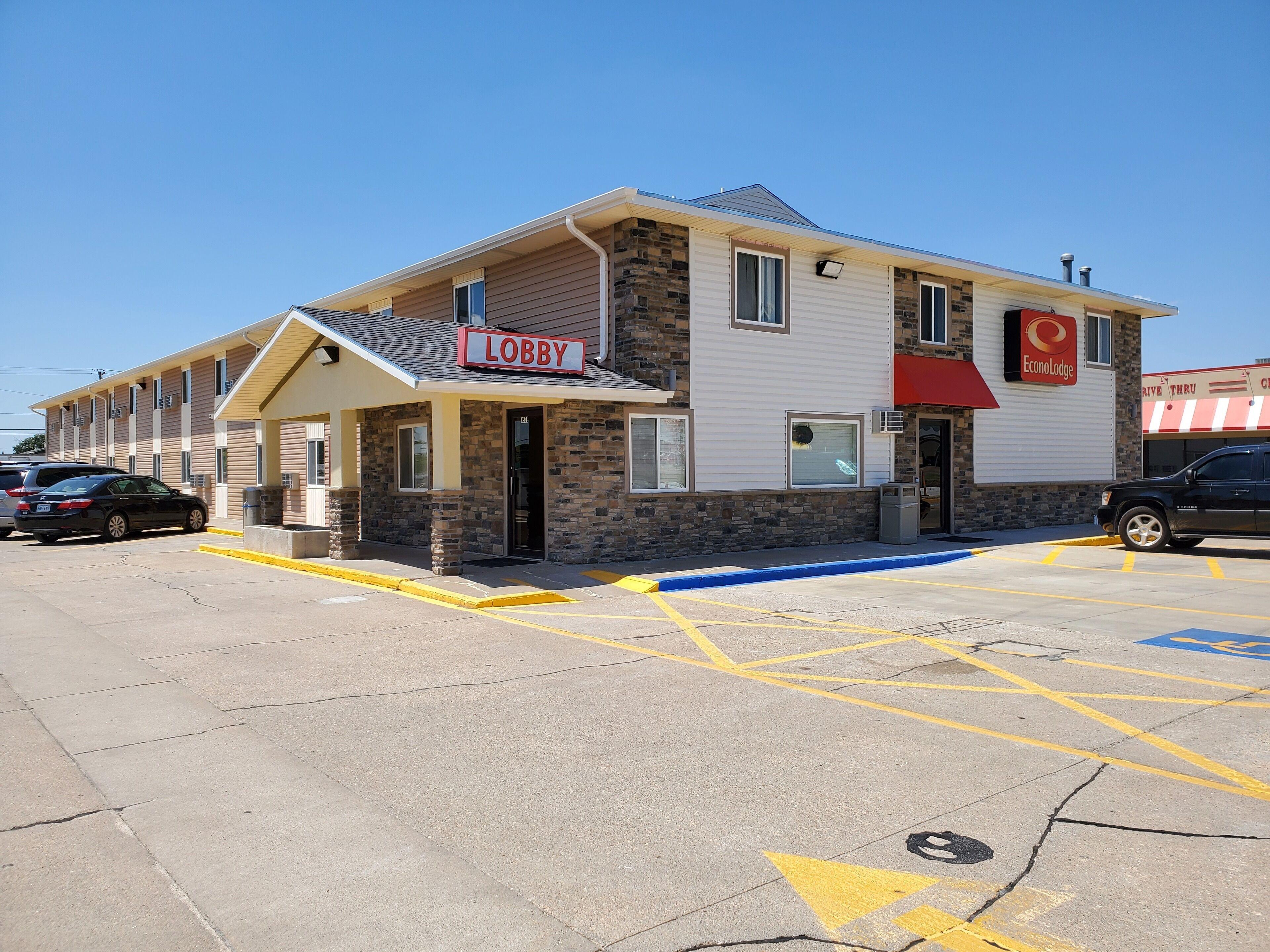 Staying Near Fort Hays: 4 Historical Hotels Compared