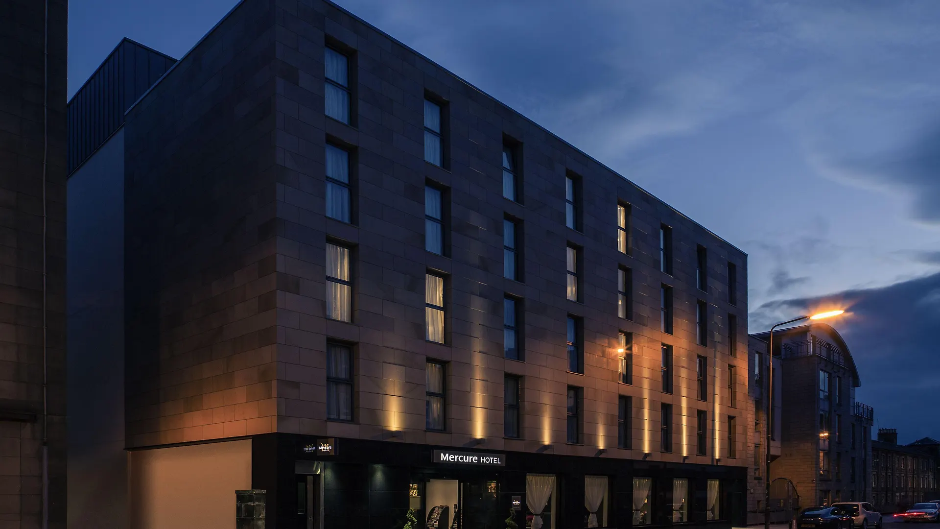 Where to Stay in Edinburgh City Centre: 2 Best Airport-Connected Hotels