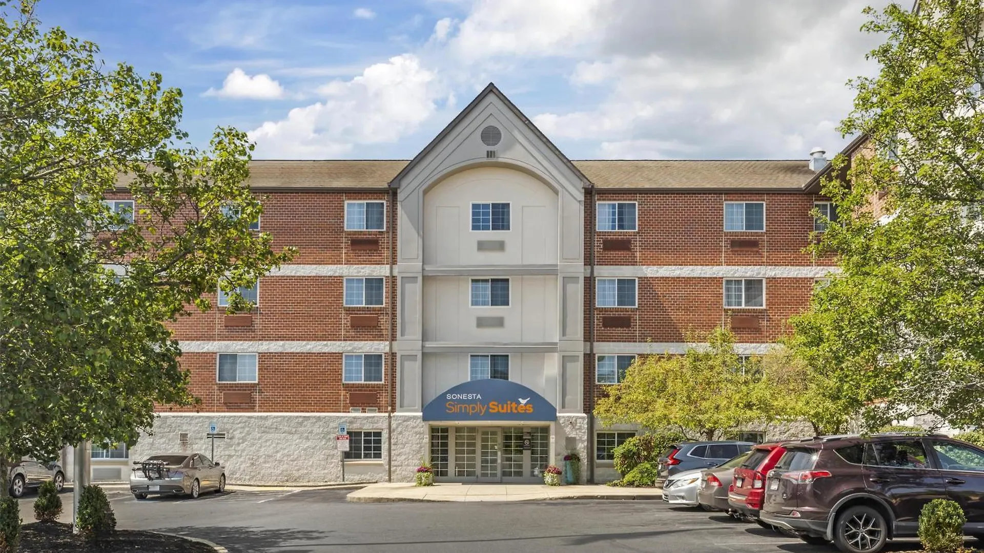 Staying Near Almys-First National: 6 Budget Hotels Compared