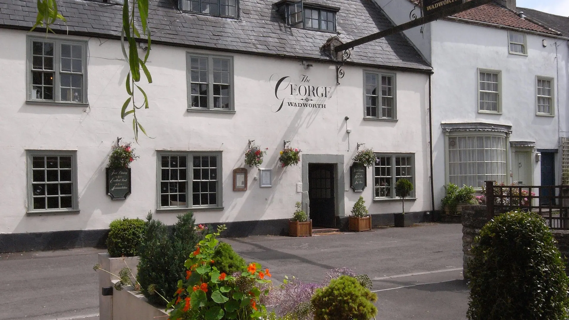 6 Central Hotels Near St Andrews Church Worth Booking
